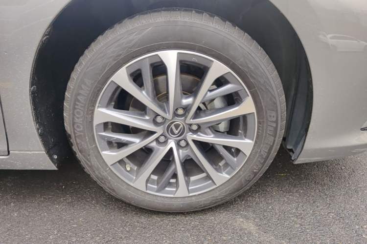 Used Lexus ES 2025 200 Premium Edition Right Front Wheel Hub