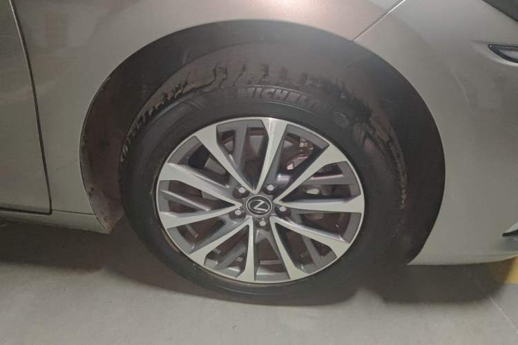 Used Lexus ES 2025 200 Premium Edition Right Front Wheel Hub