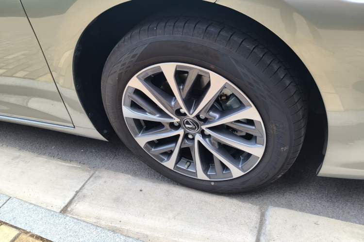 Used Lexus ES 2025 200 Premium Edition Right Front Wheel Hub