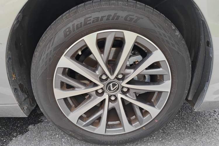 Used Lexus ES 2025 200 Premium Edition Right Front Wheel Hub