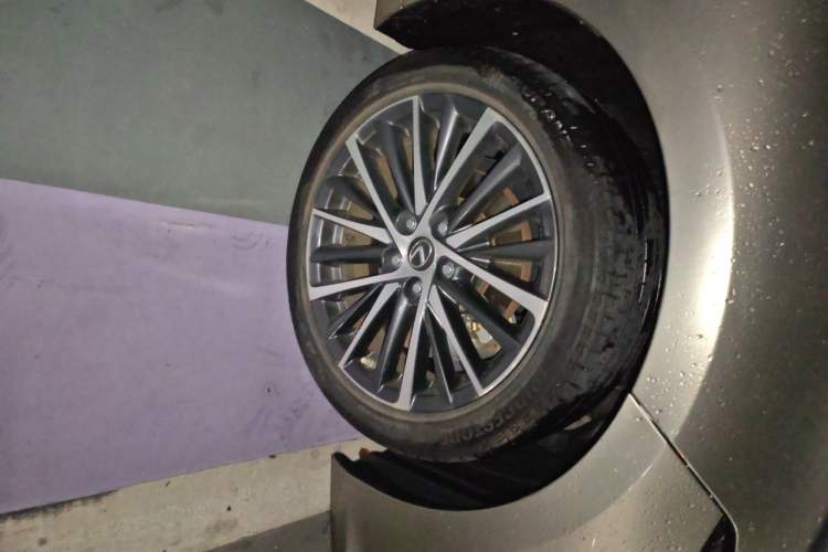 Used Lexus ES 2025 300h Deluxe Edition Right Front Wheel Hub