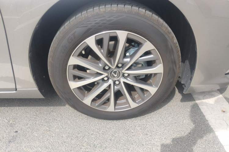 Used Lexus ES 2025 200 Premium Edition Right Front Wheel Hub
