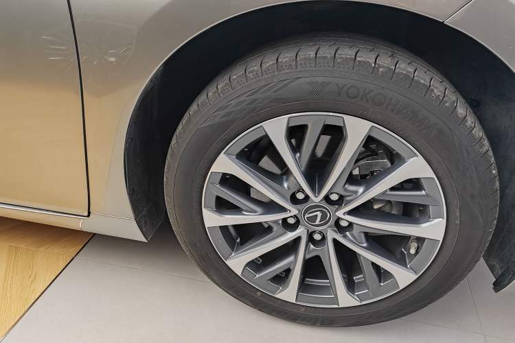 Used Lexus ES 2025 200 Premium Edition Right Front Wheel Hub