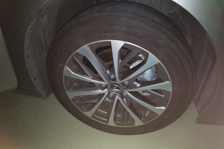 Used Lexus ES 2025 200 Premium Edition Right Front Wheel Hub