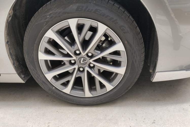 Used Lexus ES 2025 200 Premium Edition Right Front Wheel Hub
