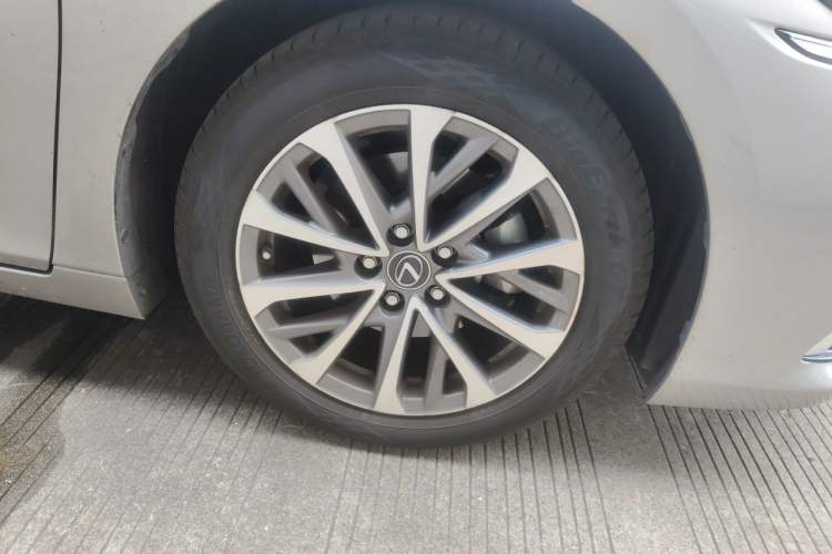 Used Lexus ES 2025 200 Premium Edition Right Front Wheel Hub