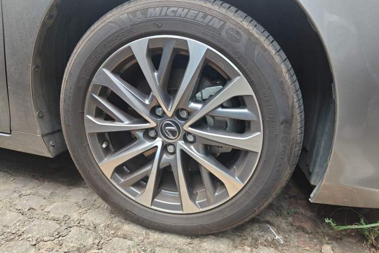 Used Lexus ES 2025 200 Premium Edition Right Front Wheel Hub