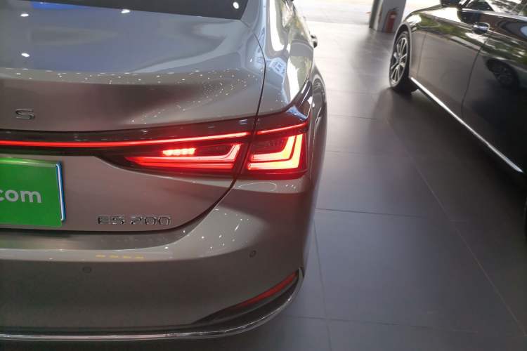 Used Lexus ES 2025 200 Premium Edition Right Rear Taillight
