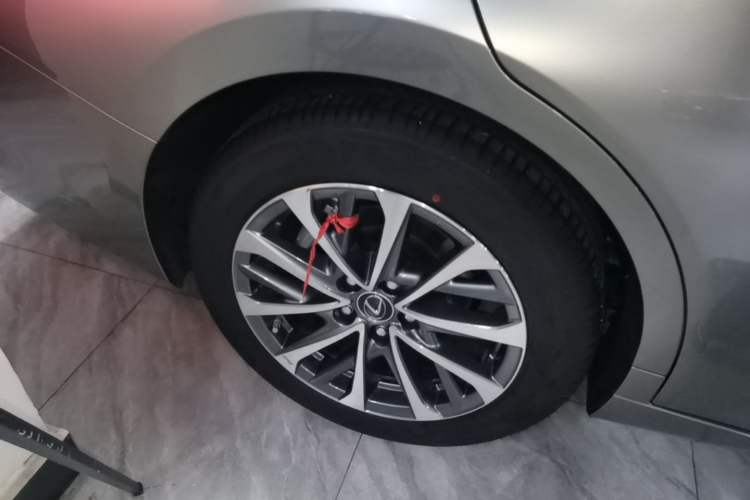 Used Lexus ES 2025 300h Deluxe Edition Right Rear Wheel Hub