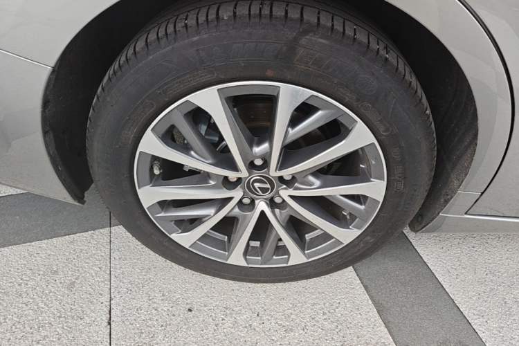 Used Lexus ES 2025 300h Deluxe Edition Right Rear Wheel Hub
