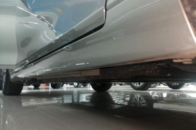 Used Lexus ES 2025 200 Premium Edition Right Side Sill