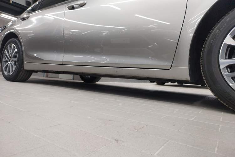 Used Lexus ES 2025 200 Premium Edition Right Side Sill