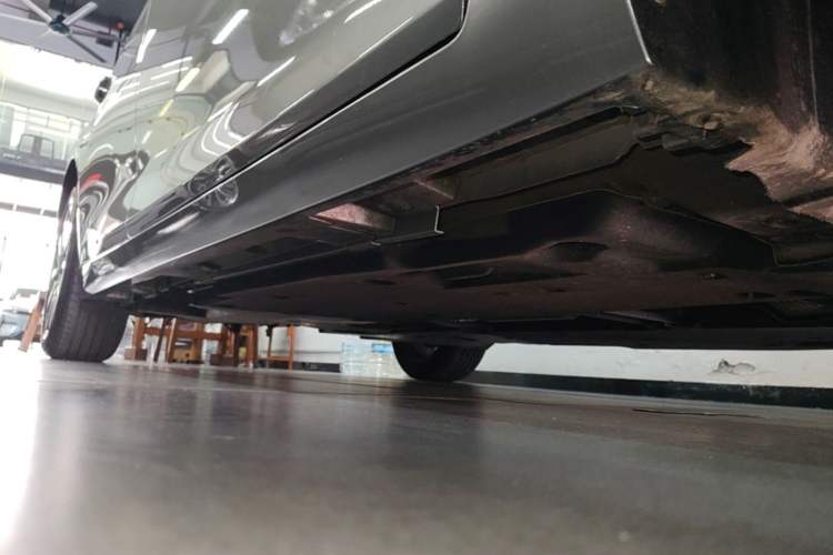 Used Lexus ES 2025 200 Premium Edition Right Side Sill