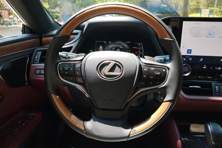 Used Lexus ES 2025 300h Executive Edition Steering Wheel