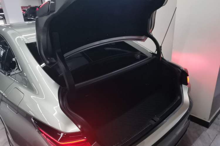 Used Lexus ES 2025 300h Deluxe Edition Trunk