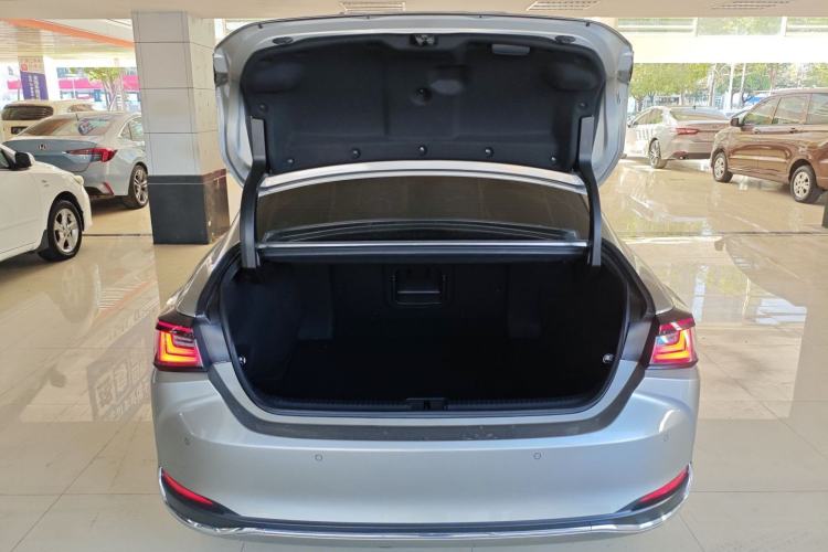 Used Lexus ES 2025 300h Deluxe Edition Trunk