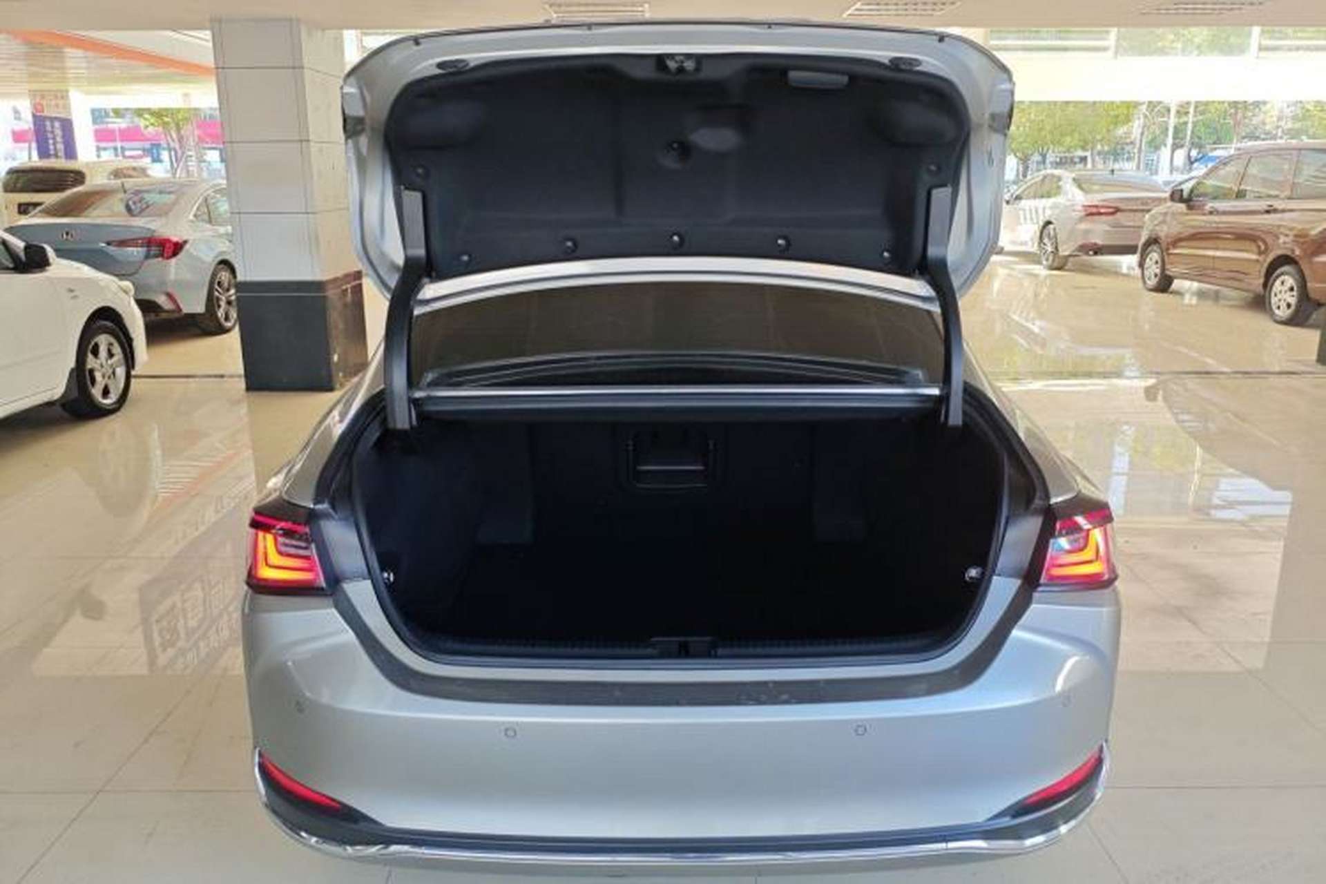 Used Lexus ES 2025 300h Deluxe Edition Trunk