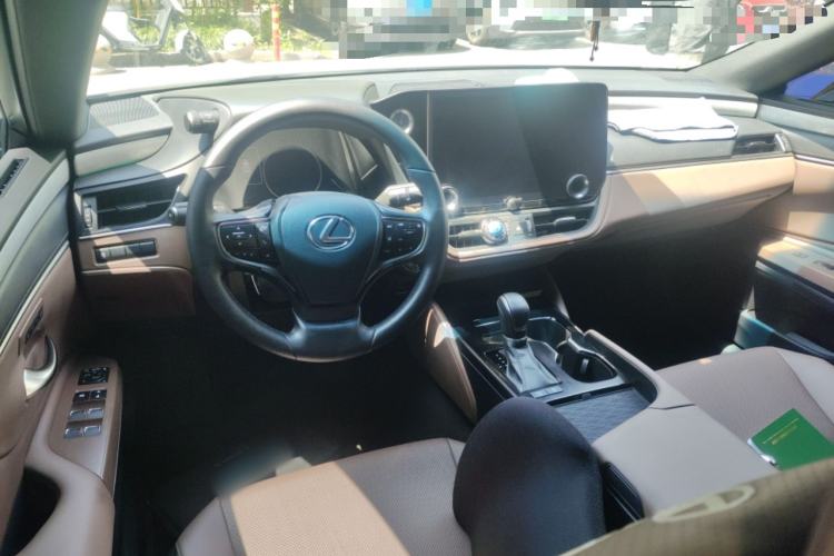 Used Lexus ES 2025 200 Premium Edition Center Console