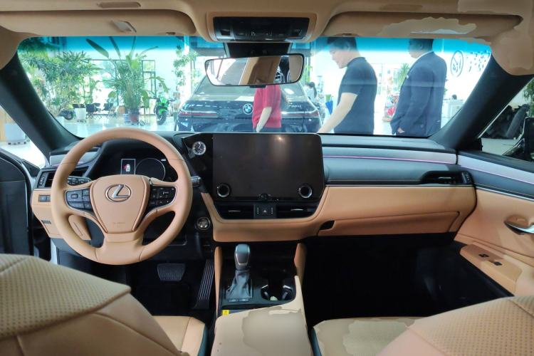 Used Lexus ES 2025 200 Premium Edition Center Console