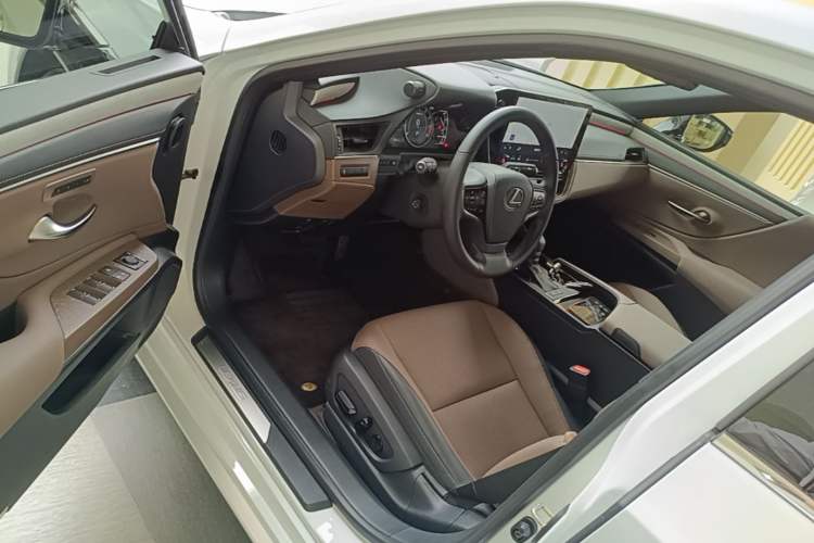 Used Lexus ES 2025 200 Premium Edition Driver Seat