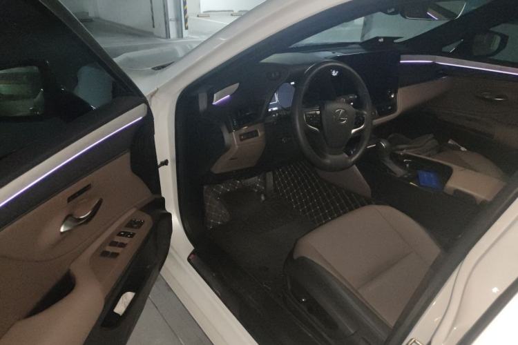 Used Lexus ES 2025 200 Premium Edition Driver Seat