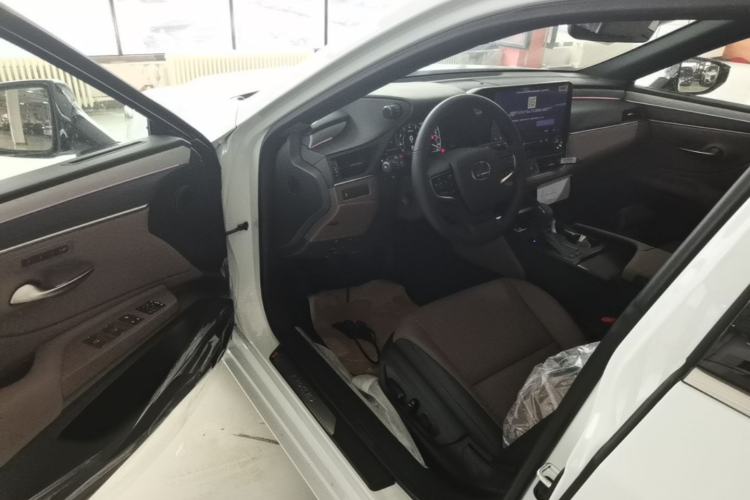 Used Lexus ES 2025 200 Premium Edition Driver Seat