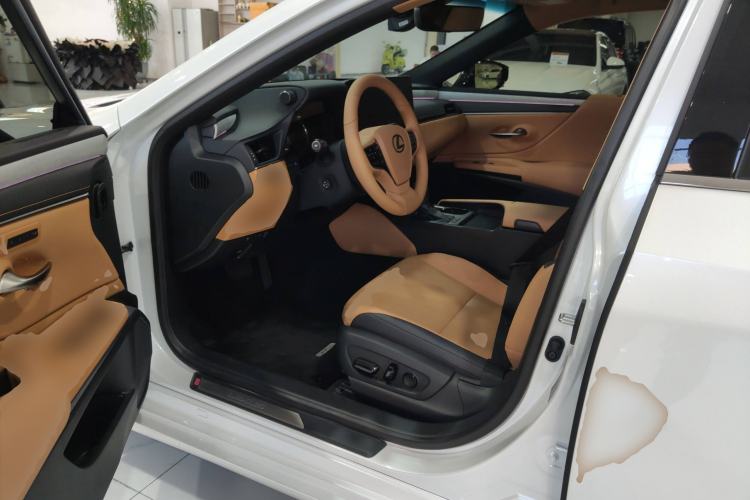 Used Lexus ES 2025 200 Premium Edition Driver Seat