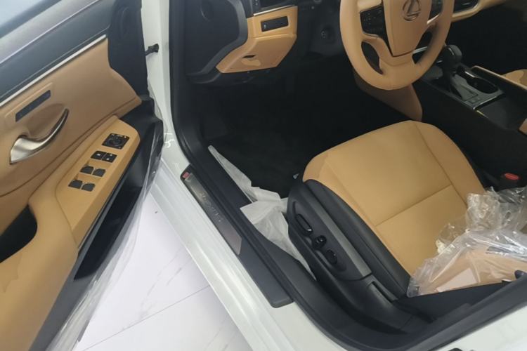 Used Lexus ES 2025 200 Premium Edition Driver Seat