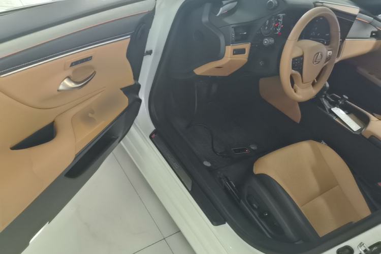 Used Lexus ES 2025 200 Premium Edition Driver Seat