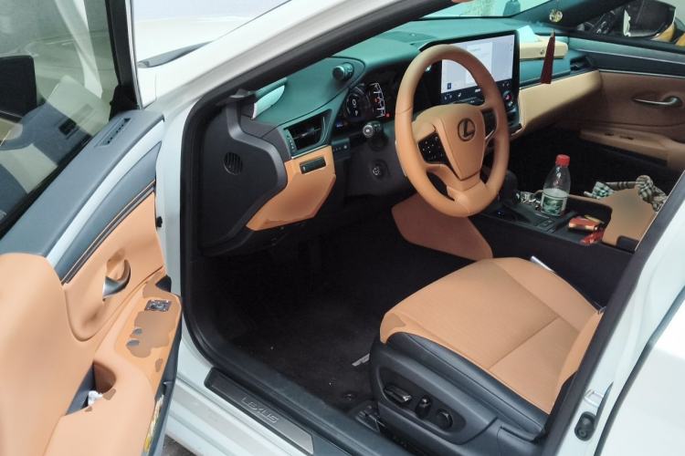 Used Lexus ES 2025 300h Deluxe Edition Driver Seat