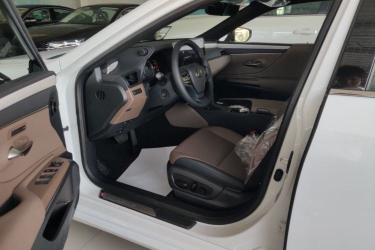 Used Lexus ES 2025 200 Premium Edition Driver Seat