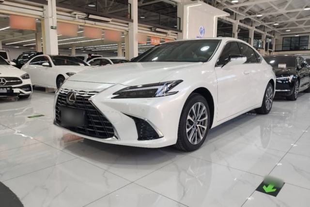 Ojetý Lexus ES 2025 200 Premium Edition