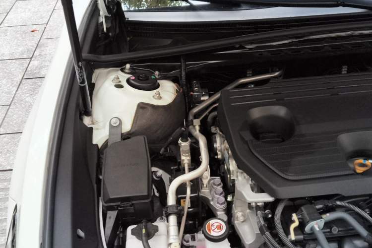 Used Lexus ES 2025 300h Deluxe Edition Engine Bay Right