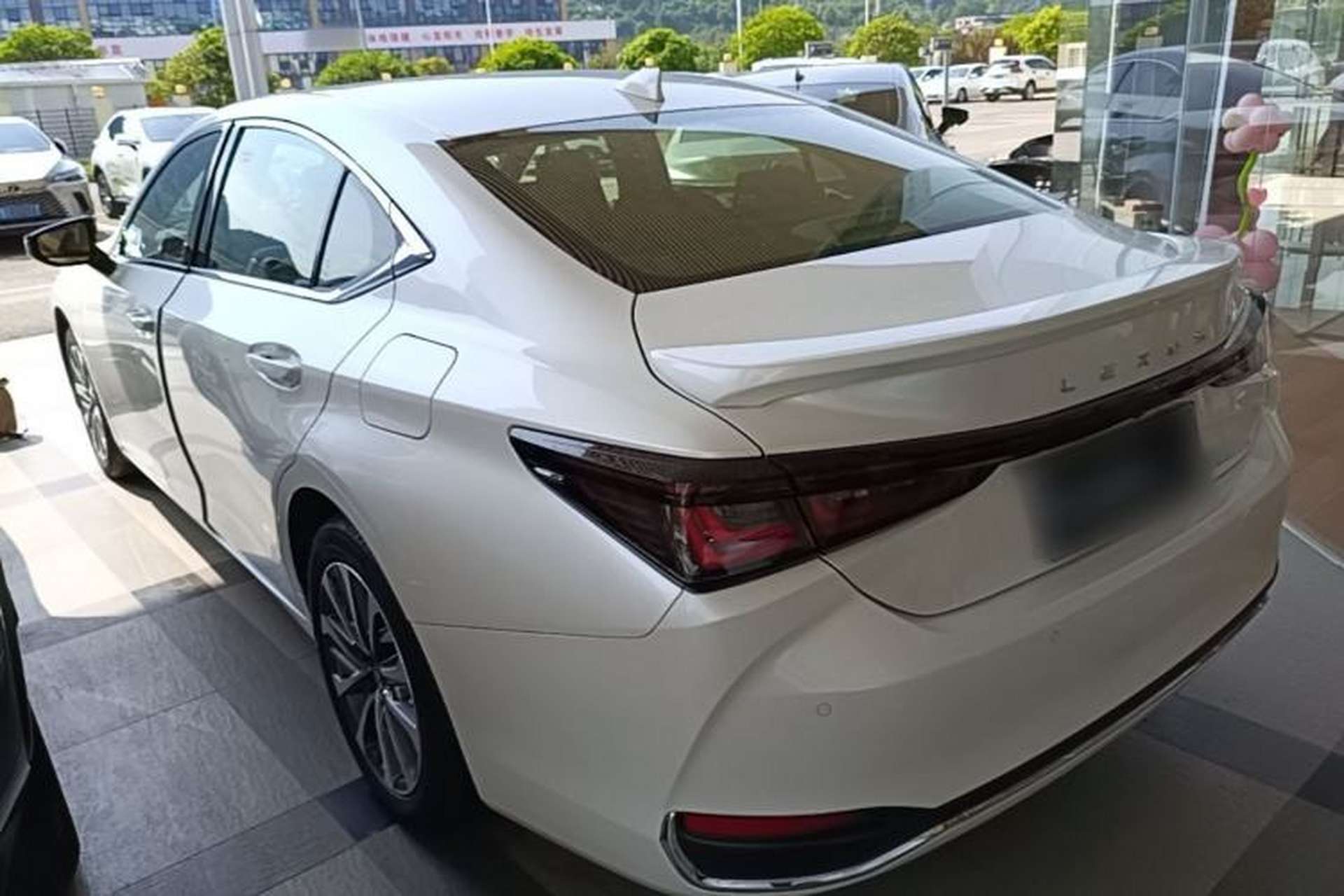 Used Lexus ES 2025 300h Deluxe Edition Exterior 2