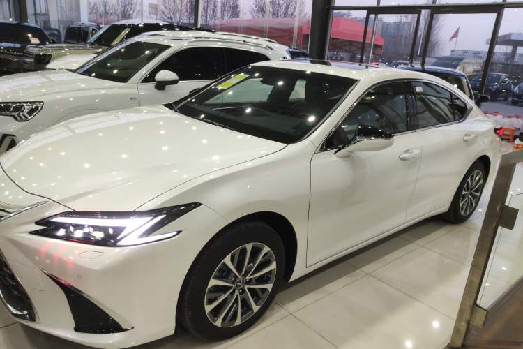Used Lexus ES 2025 200 Premium Edition Exterior 3