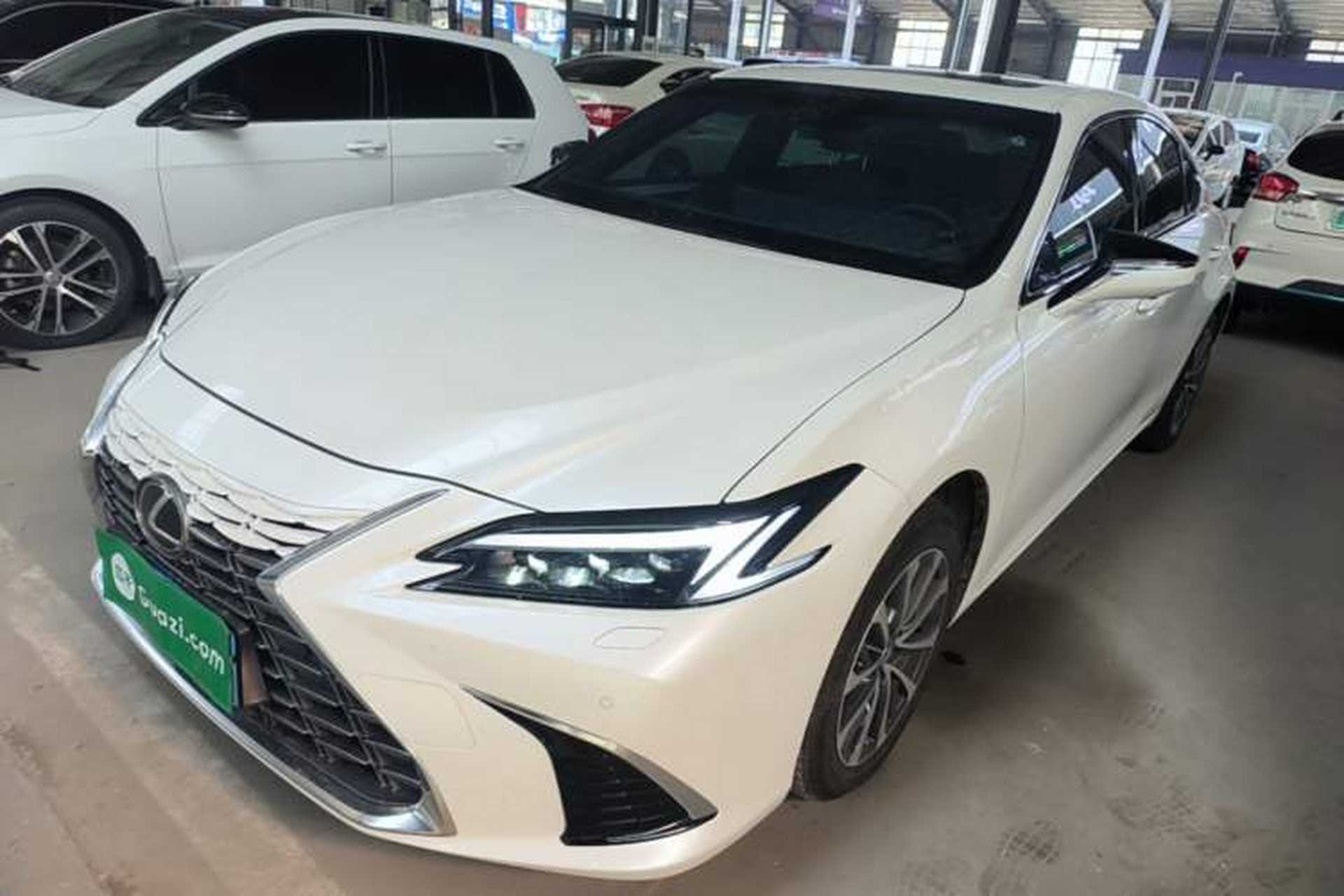 Used Lexus ES 2025 200 Premium Edition Front Left 45 Deg