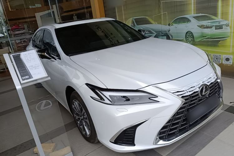 Used Lexus ES 2025 200 Premium Edition Front Right 45 Deg