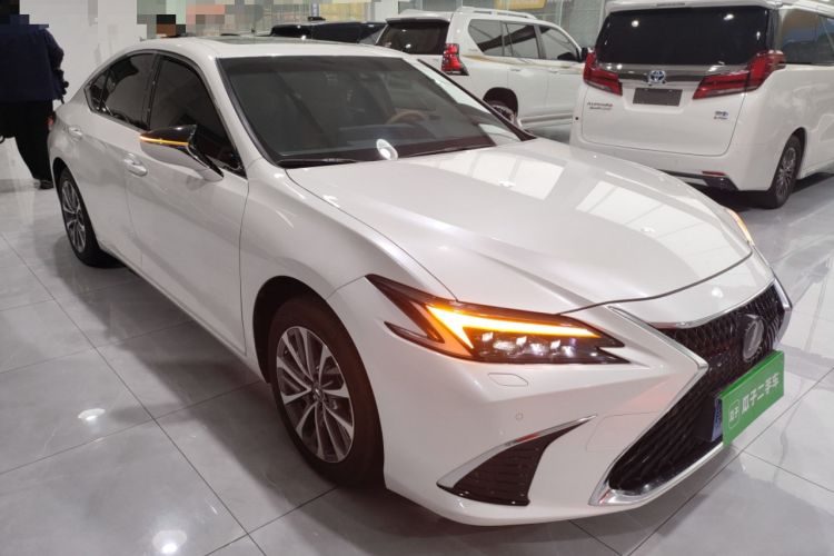 Used Lexus ES 2025 200 Premium Edition Front Right 45 Deg