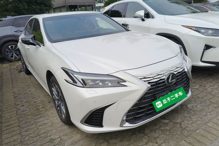 Used Lexus ES 2025 200 Premium Edition Front Right 45 Deg