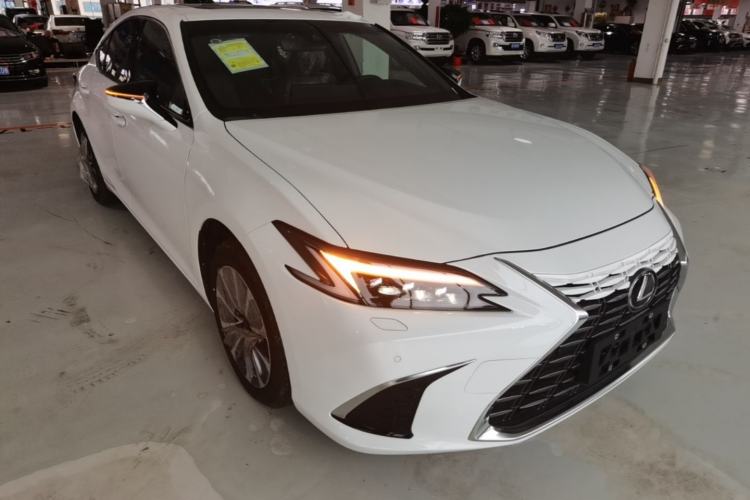 Used Lexus ES 2025 200 Premium Edition Front Right 45 Deg