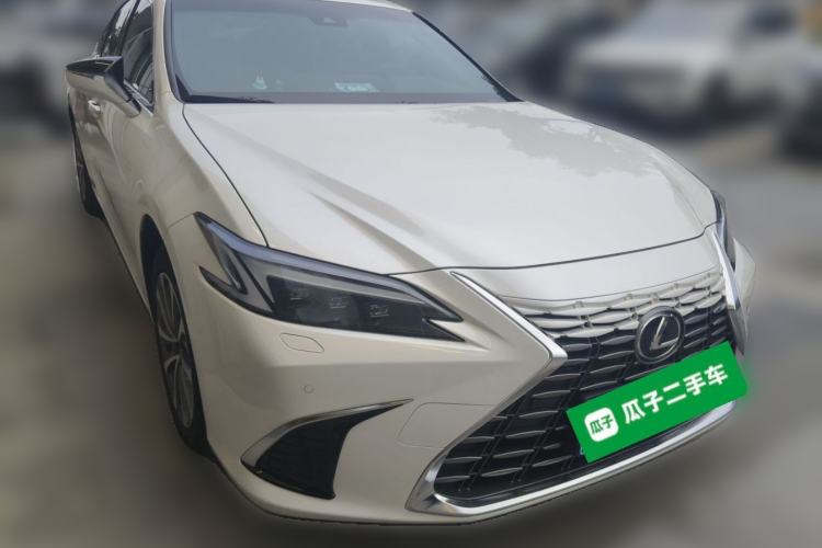 Used Lexus ES 2025 200 Premium Edition Front Right 45 Deg