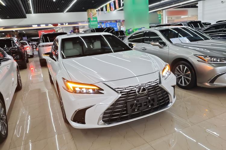 Used Lexus ES 2025 200 Premium Edition Front Right 45 Deg