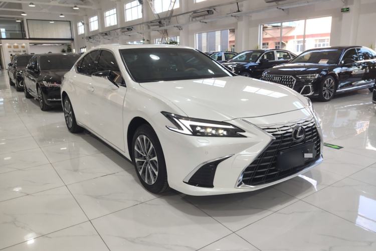 Used Lexus ES 2025 200 Premium Edition Front Right 45 Deg