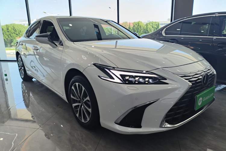 Used Lexus ES 2025 200 Premium Edition Front Right 45 Deg