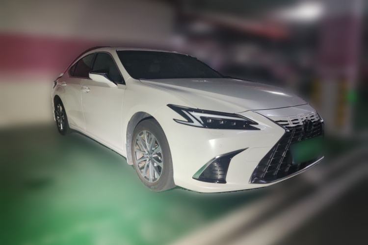 Used Lexus ES 2025 200 Premium Edition Front Right 45 Deg
