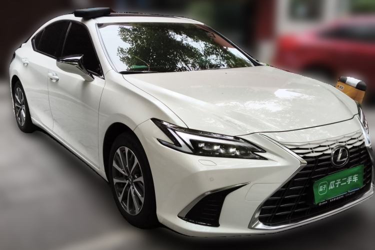 Used Lexus ES 2025 300h Deluxe Edition Front Right 45 Deg