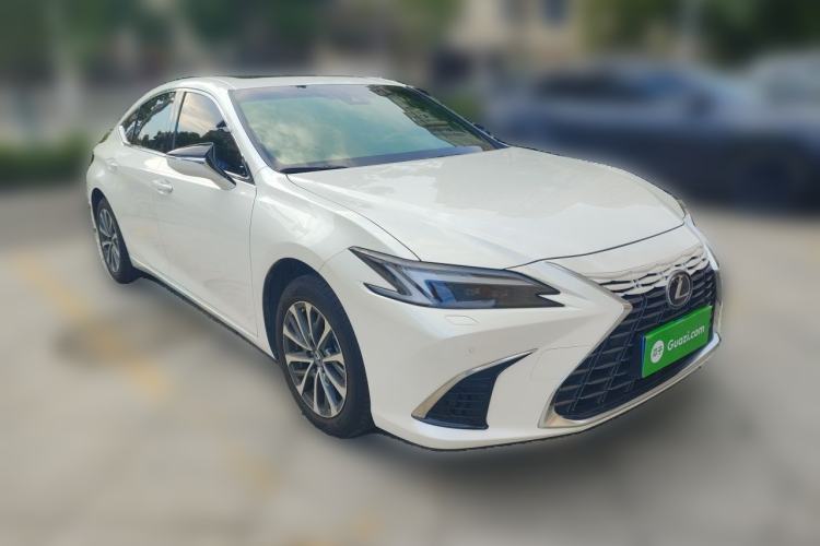 Used Lexus ES 2025 200 Premium Edition Front Right 45 Deg