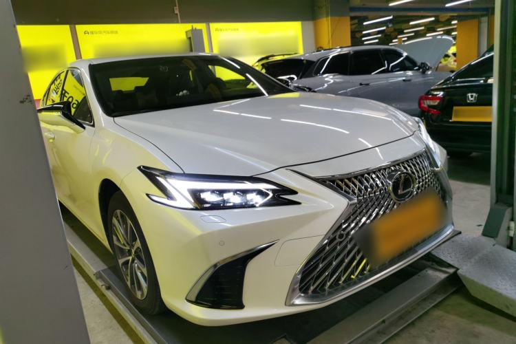 Used Lexus ES 2025 200 Premium Edition Front Right 45 Deg
