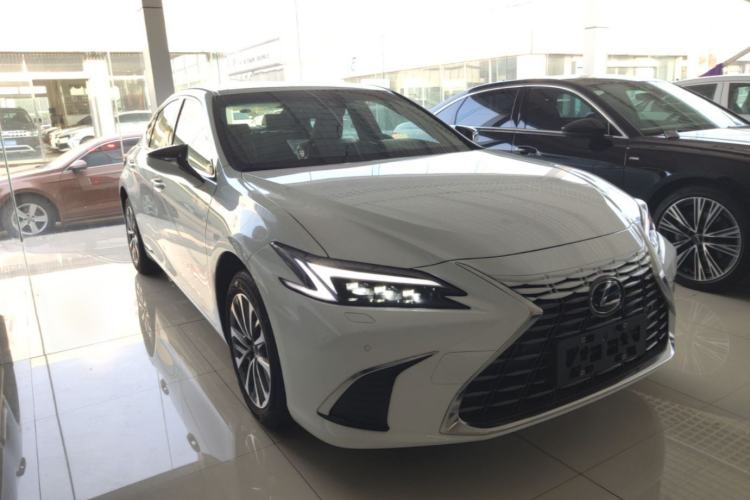 Used Lexus ES 2025 200 Premium Edition Front Right 45 Deg