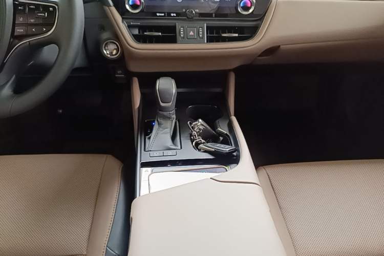 Used Lexus ES 2025 200 Premium Edition Gear Lever